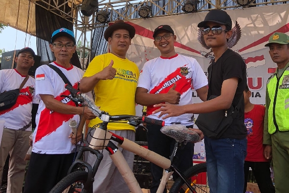 Penyerahan Hadiah Utama Sepeda Santai dalam rangka perayaan HUT RI Ke 78 tahub 2023